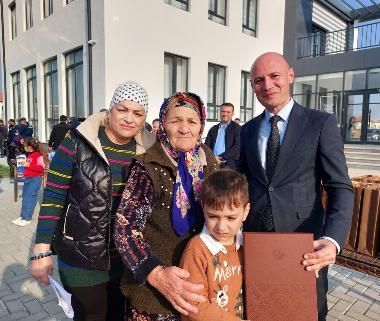 Horovlu kəndində qayıdan ailələrə evlərinin açarları təqdim olunub