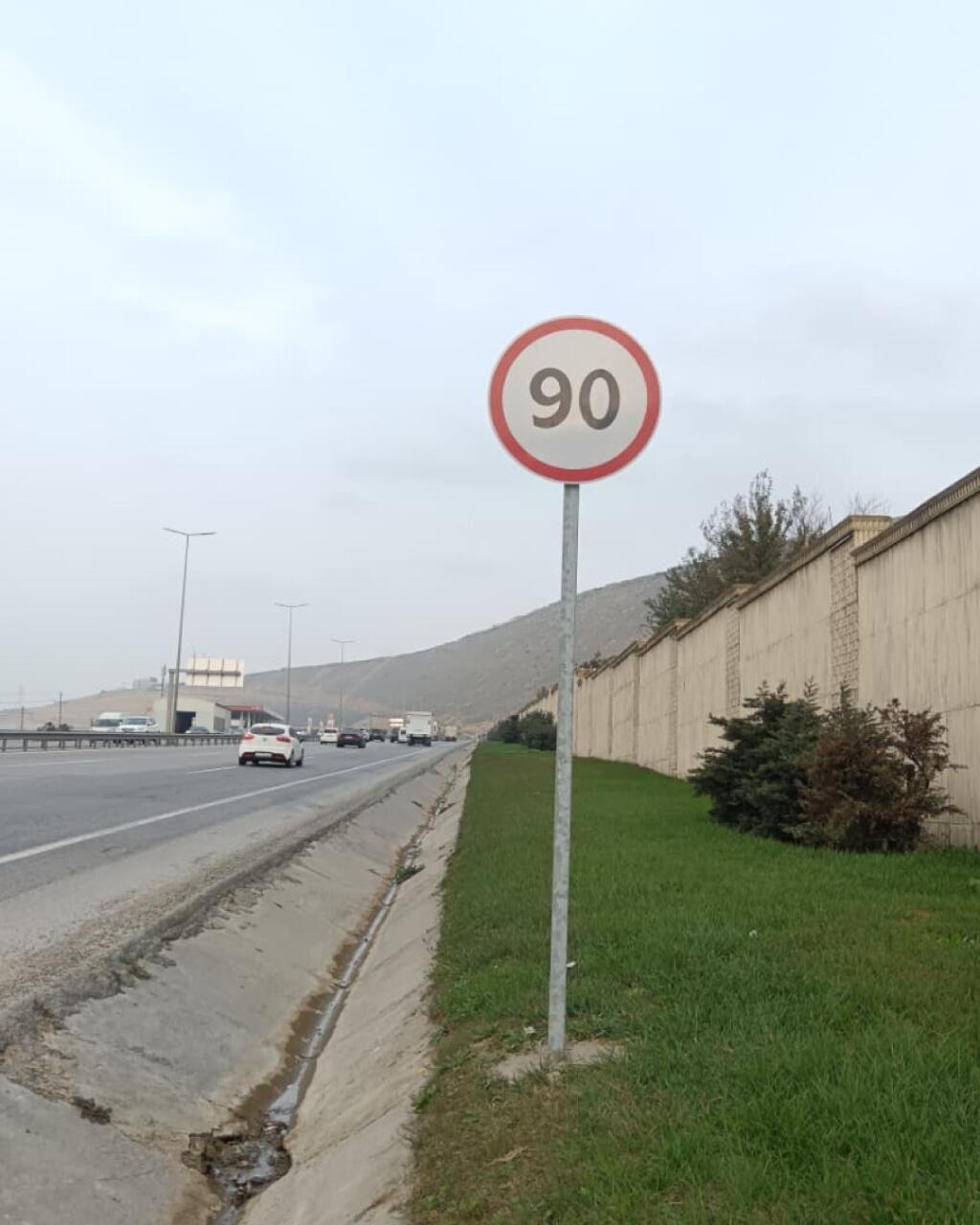 На одной из ключевых дорог Баку снижен скоростной режим