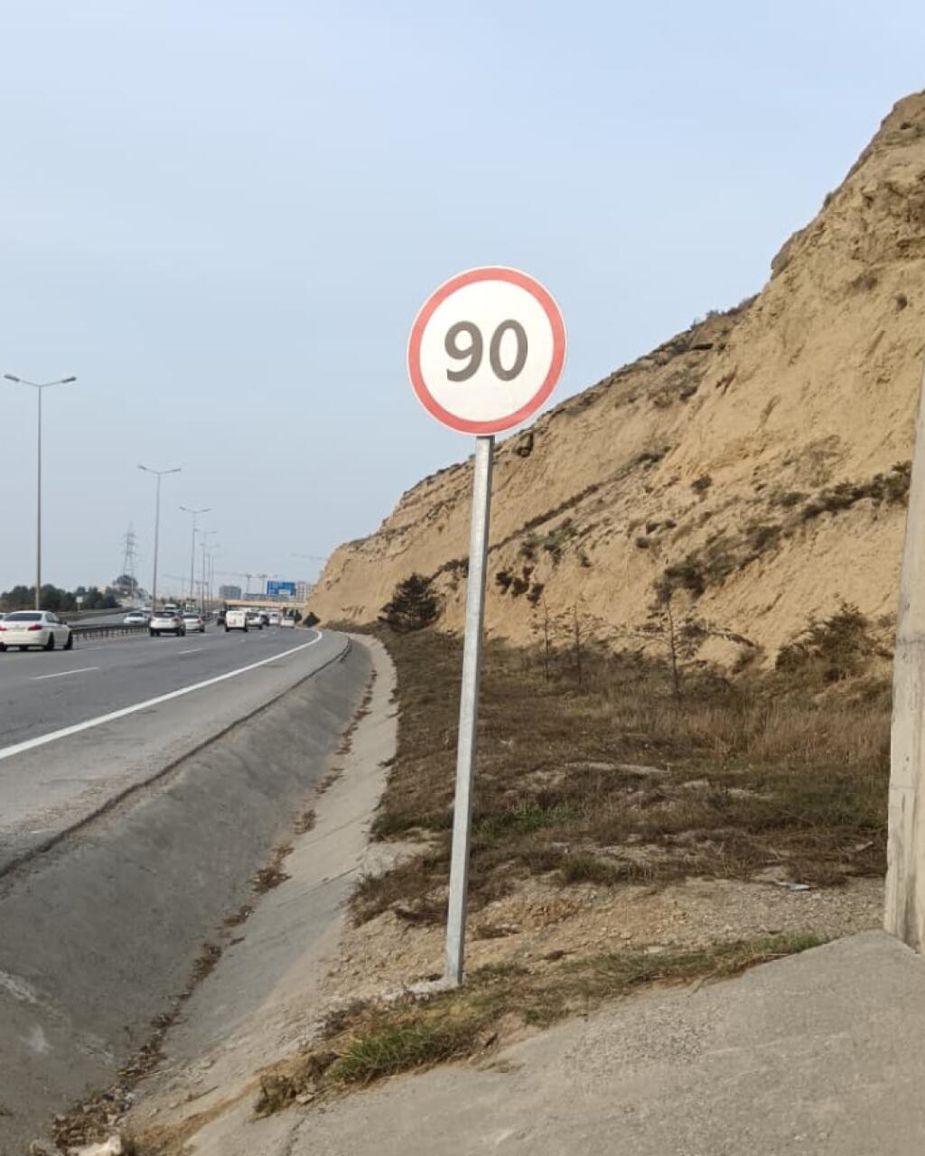 На одной из ключевых дорог Баку снижен скоростной режим