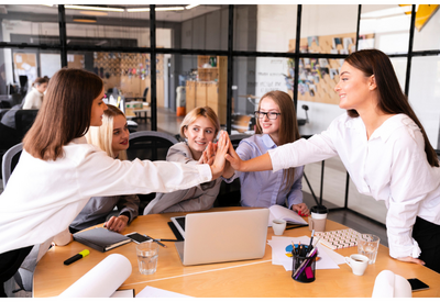 Психолог назвала способы освоиться в новом коллективе