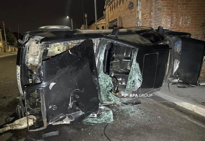 Gəncədə minik avtomobili aşdı - xəsarət alanlar var