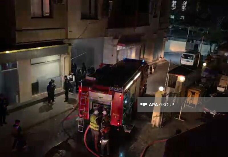 Сильный пожар в многоэтажном жилом доме в Баку