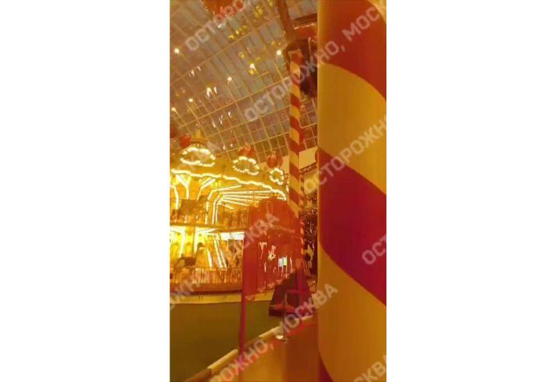 Люди застряли на аттракционе в московском парке развлечений