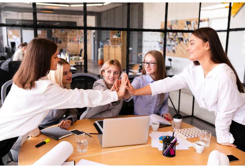 Психолог назвала способы освоиться в новом коллективе