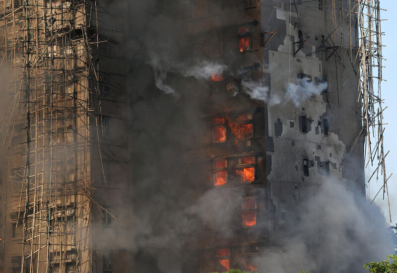 Мужчина чудом смог спастись с 16-го этажа во время пожара в жилом комплексе в Гонконге