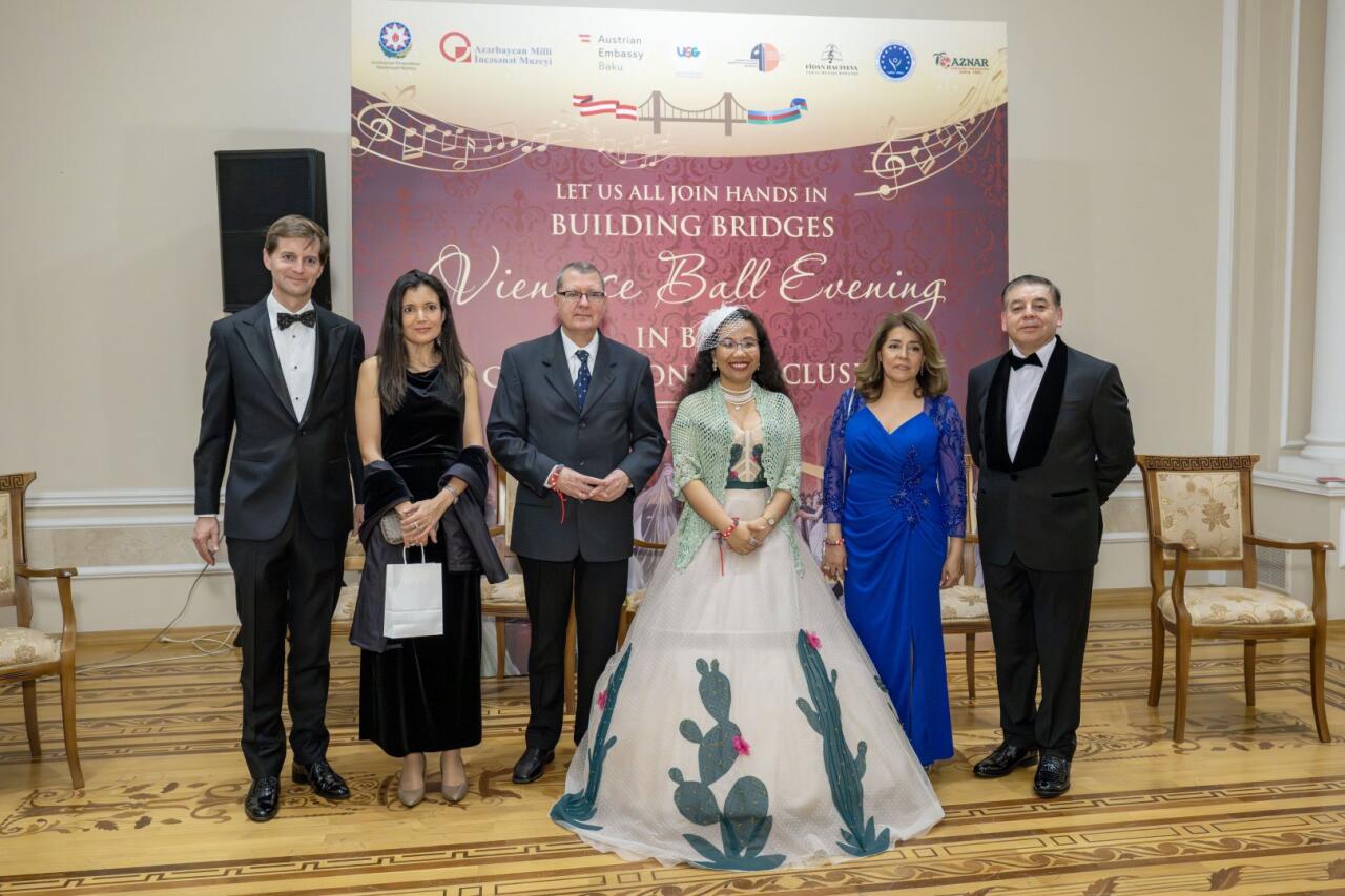 В Баку состоялся изысканный Венский бал