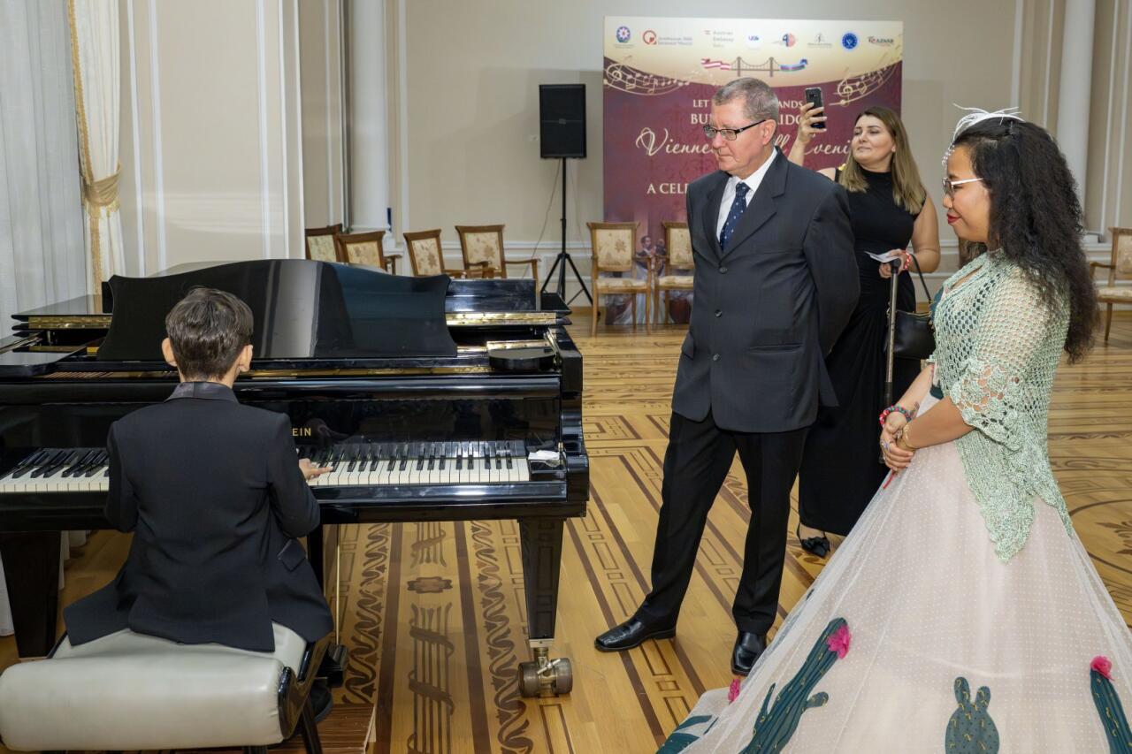 В Баку состоялся изысканный Венский бал