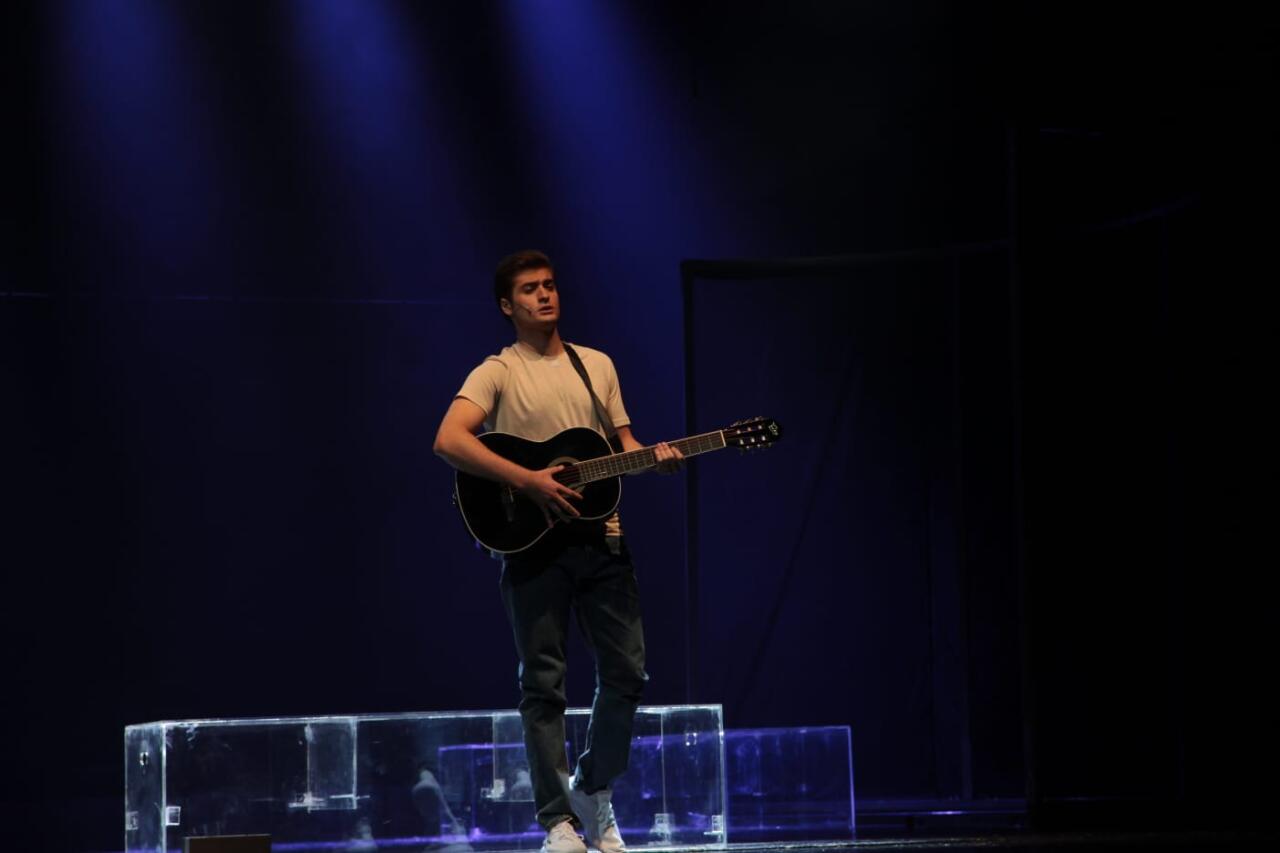 А не замахнуться ли нам на Элвиса нашего Пресли?