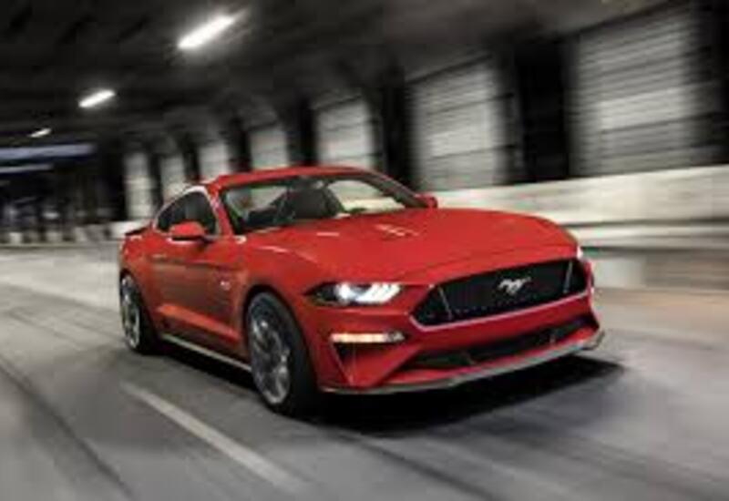 Bayraq Meydanında "Mustang"la avtoşluq edən biznesmen