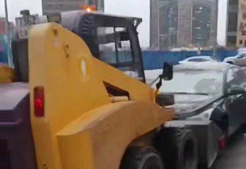 Водитель спецтехники разгромил машины в России