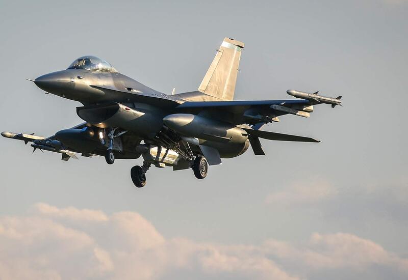 Trampın iqamətgahı üzərində hava məkanını pozan təyyarəyə F-16 qırıcısı qaldırılıb