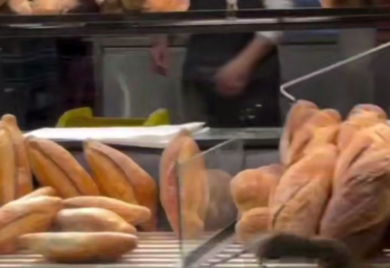 В Париже крыса забежала в прилавок с хлебом