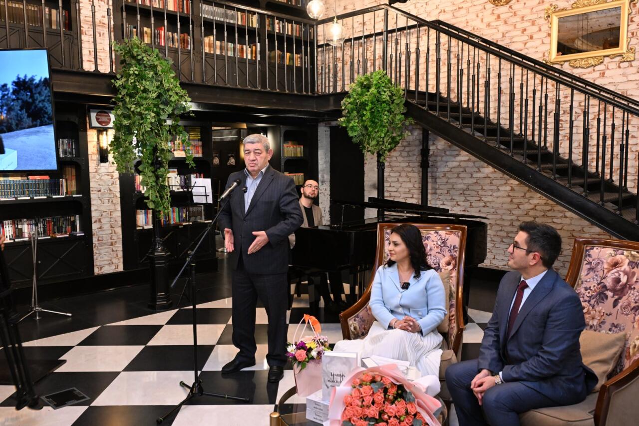 В Баку презентована книга Бахруза Нифталиева "Письма Богу"