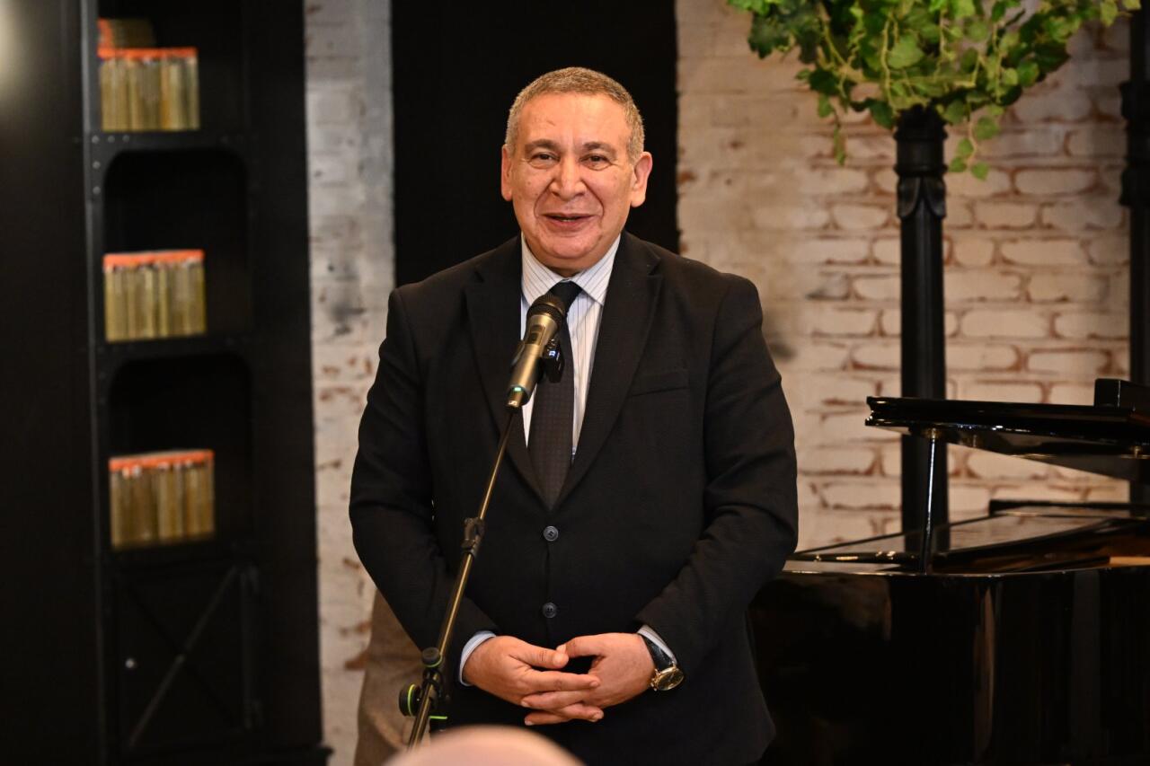 В Баку презентована книга Бахруза Нифталиева "Письма Богу"