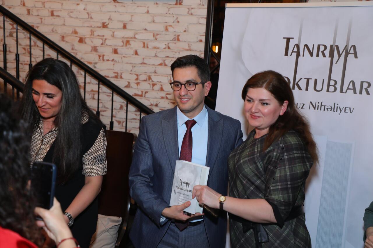 В Баку презентована книга Бахруза Нифталиева "Письма Богу"