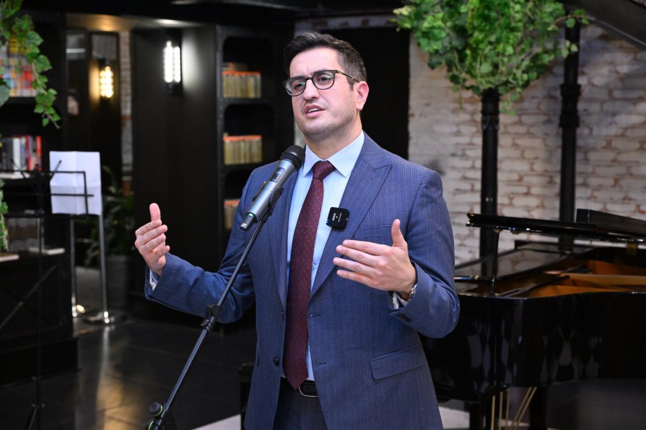 В Баку презентована книга Бахруза Нифталиева "Письма Богу"