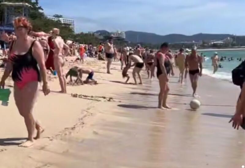 Туристы заполнили побережье в Китае