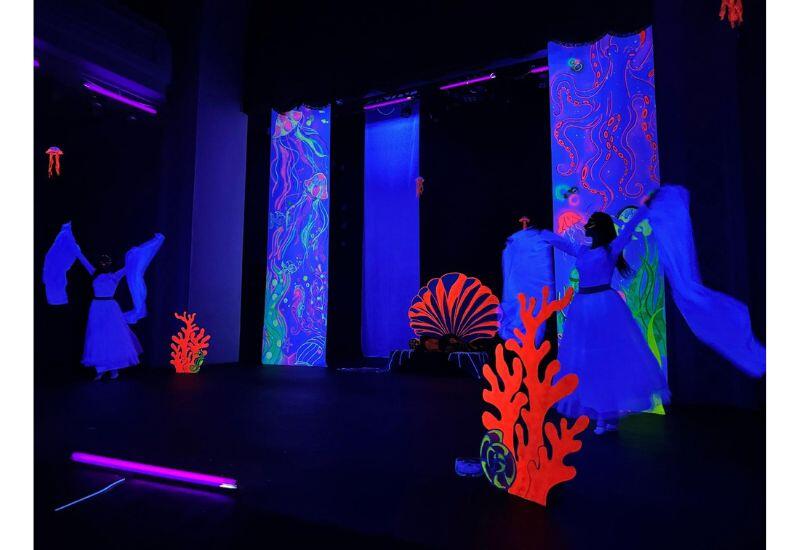 Одна морская история в Баку – в эстетике неона