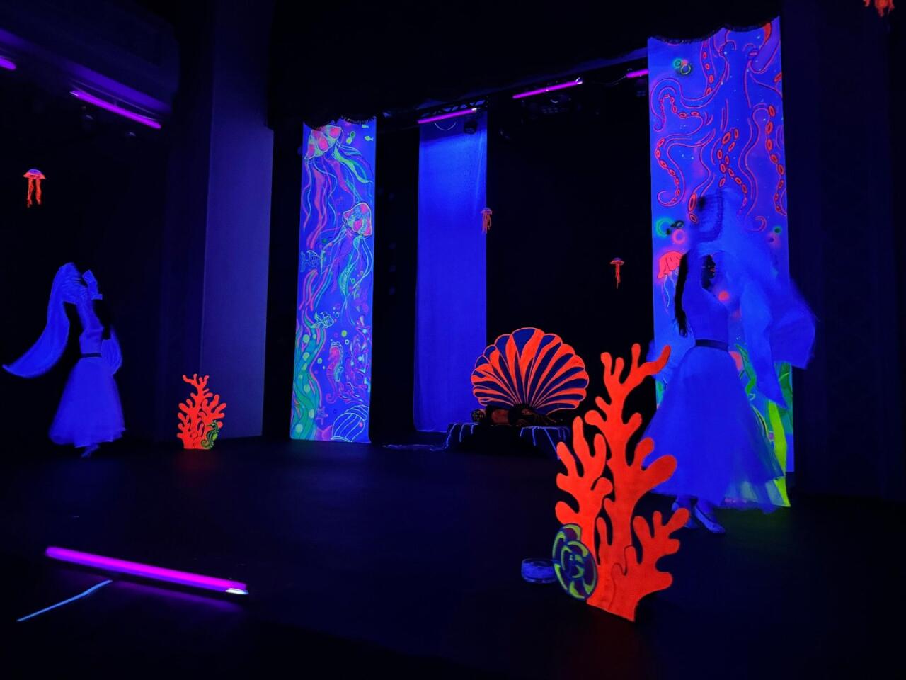 Одна морская история в Баку – в эстетике неона