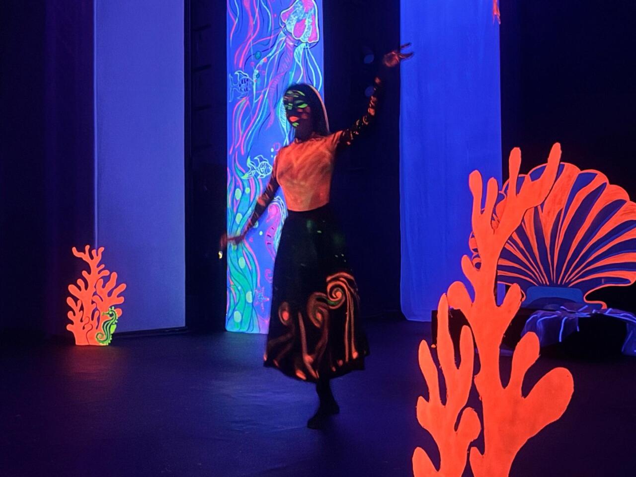 Одна морская история в Баку – в эстетике неона