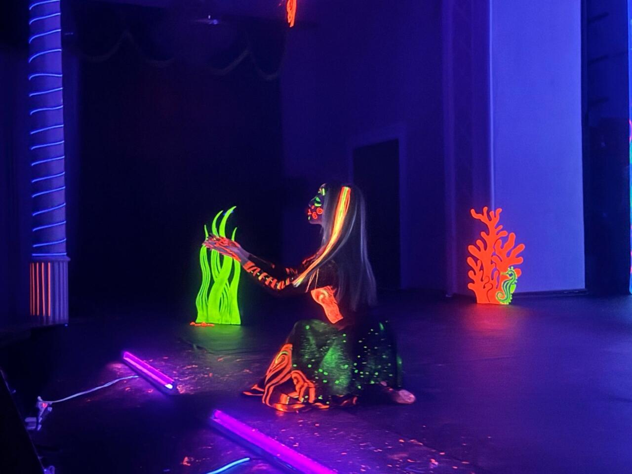 Одна морская история в Баку – в эстетике неона