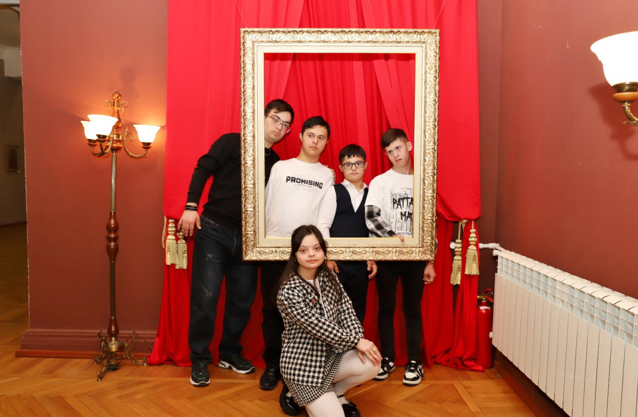 В Баку открылась экспозиция "Палитра любви" к Международному дню инвалидов