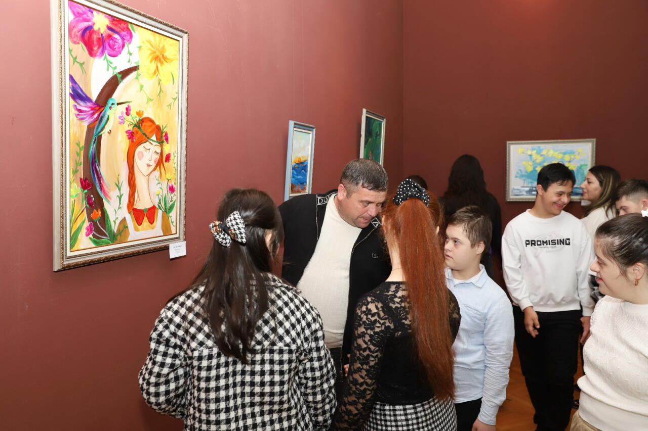 В Баку открылась экспозиция "Палитра любви" к Международному дню инвалидов