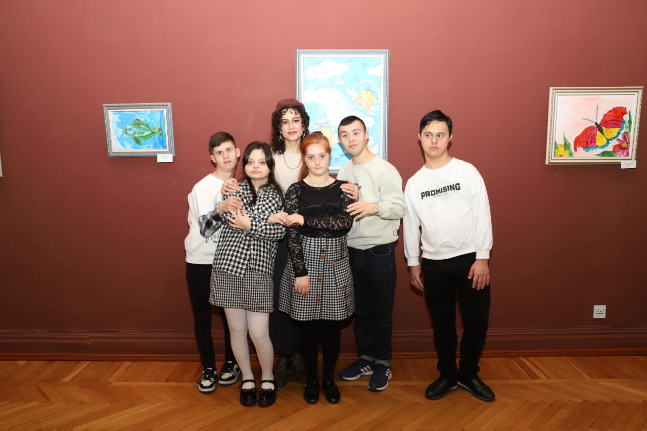 В Баку открылась экспозиция "Палитра любви" к Международному дню инвалидов