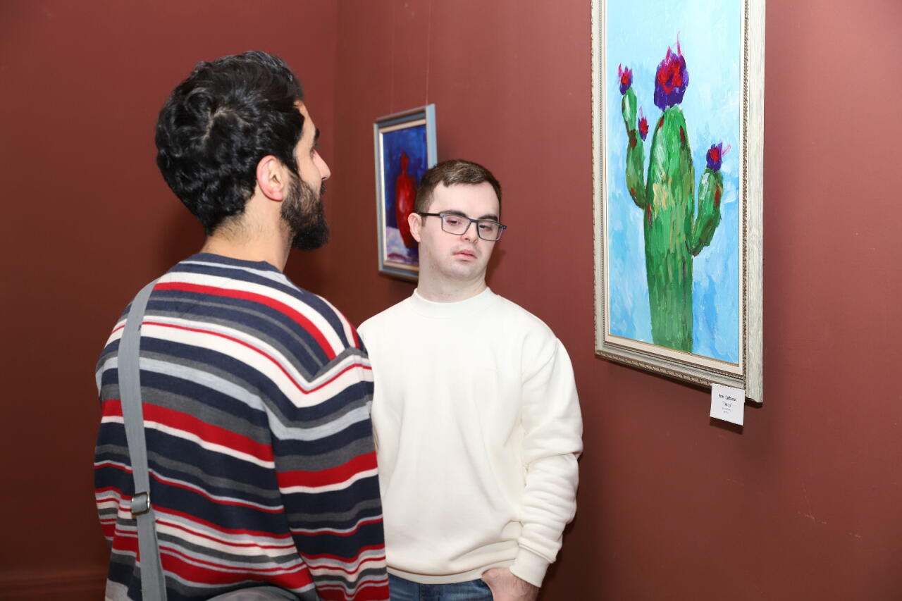 В Баку открылась экспозиция "Палитра любви" к Международному дню инвалидов