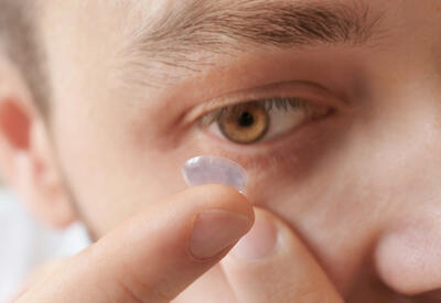 Врач рассказал, как пользоваться контактными линзами зимой