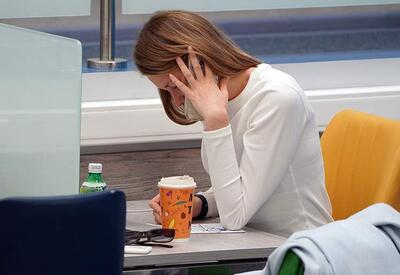 Невролог назвала причину тряски ногой за столом