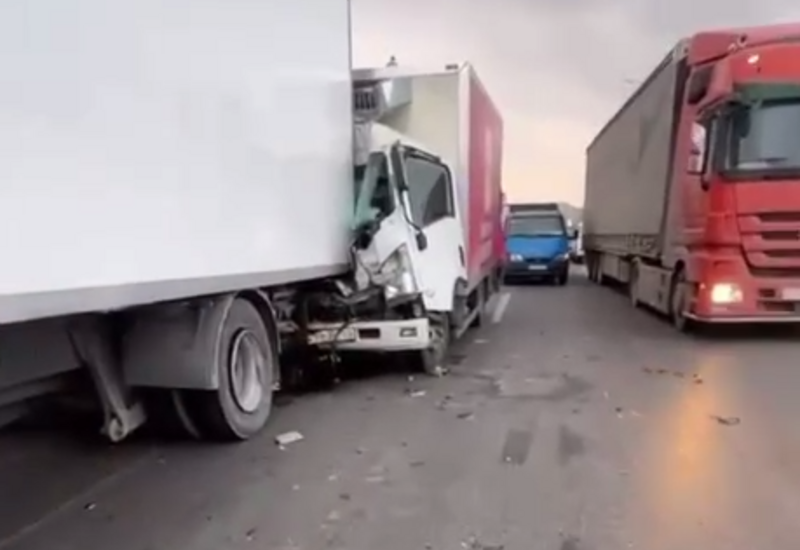 Bakıda iki yük maşını toqquşdu