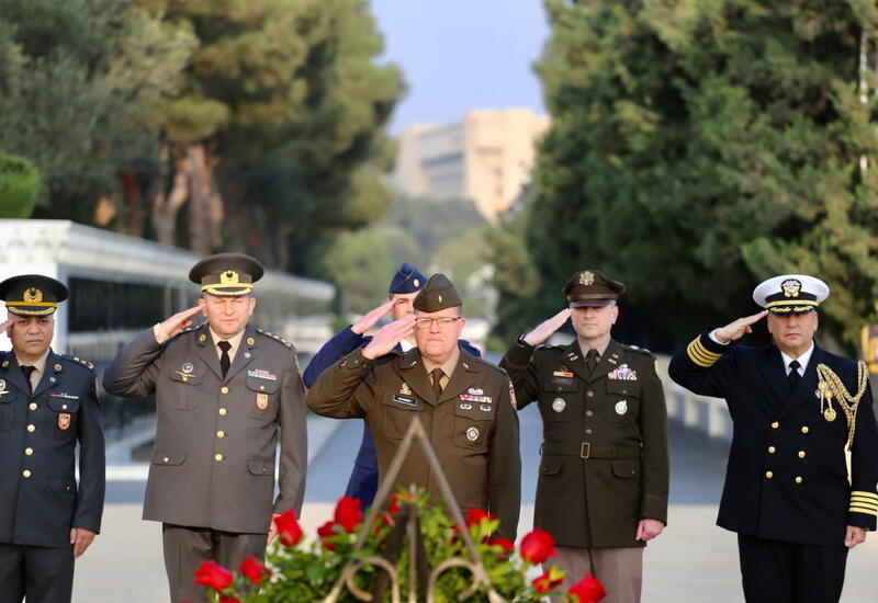 Делегация во главе с бригадным генералом США посетила Аллею шехидов