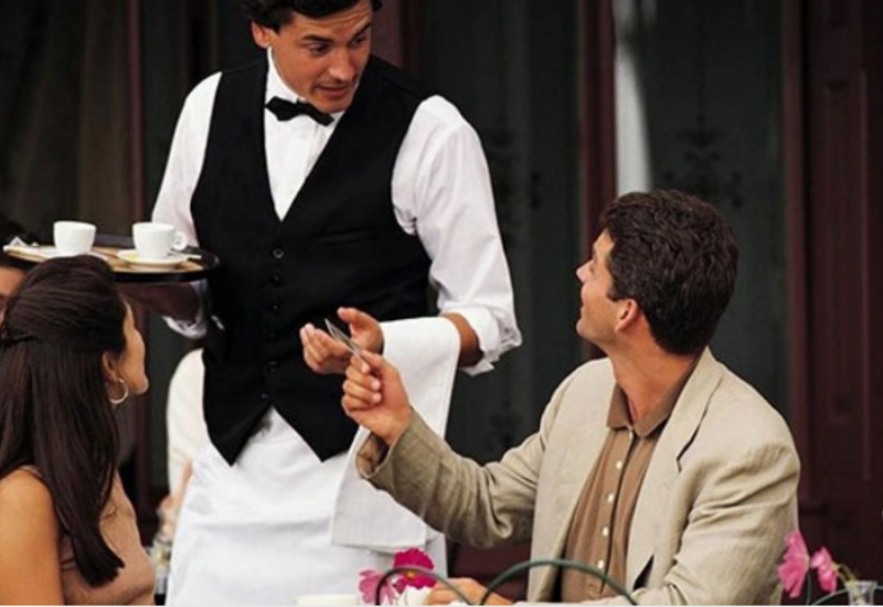 Bakıda müştəri hesabı ödəmədi, ofisiant maşınını yandırdı