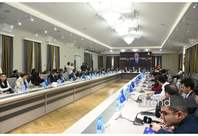 В Баку проходит круглый стол на тему "Общественно-политические науки на фоне современных вызовов: аналитические центры, академическая наука и университеты"