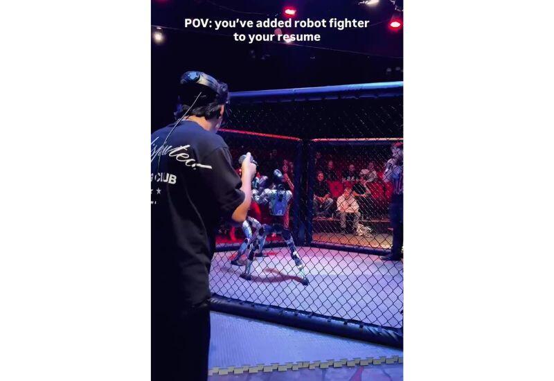 Бои гуманоидных роботов управляемыми их хозяевами в виртуальной реальности