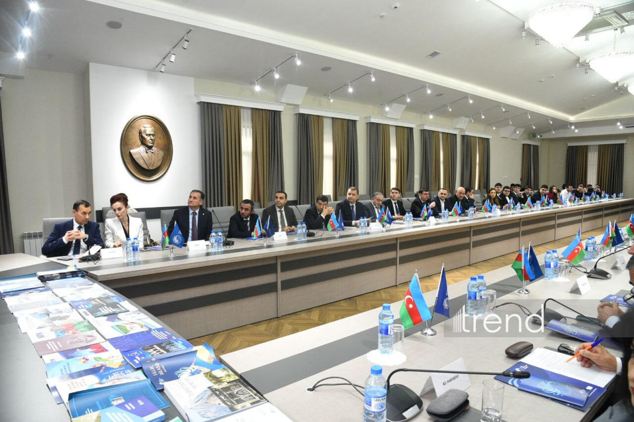 В Баку проходит круглый стол на тему "Общественно-политические науки на фоне современных вызовов: аналитические центры, академическая наука и университеты"