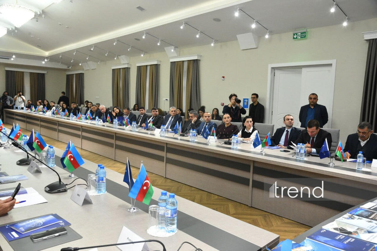 В Баку проходит круглый стол на тему "Общественно-политические науки на фоне современных вызовов: аналитические центры, академическая наука и университеты"