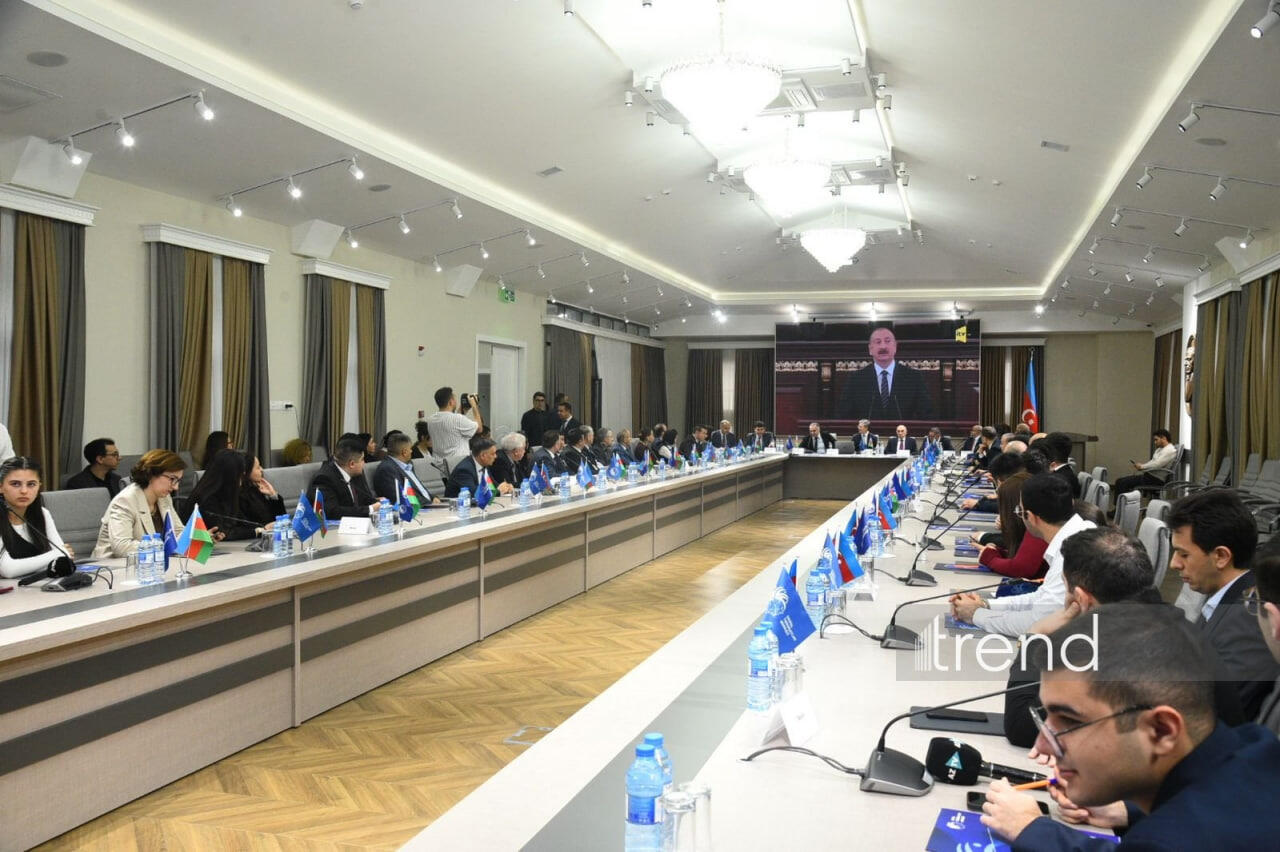 В Баку проходит круглый стол на тему "Общественно-политические науки на фоне современных вызовов: аналитические центры, академическая наука и университеты"