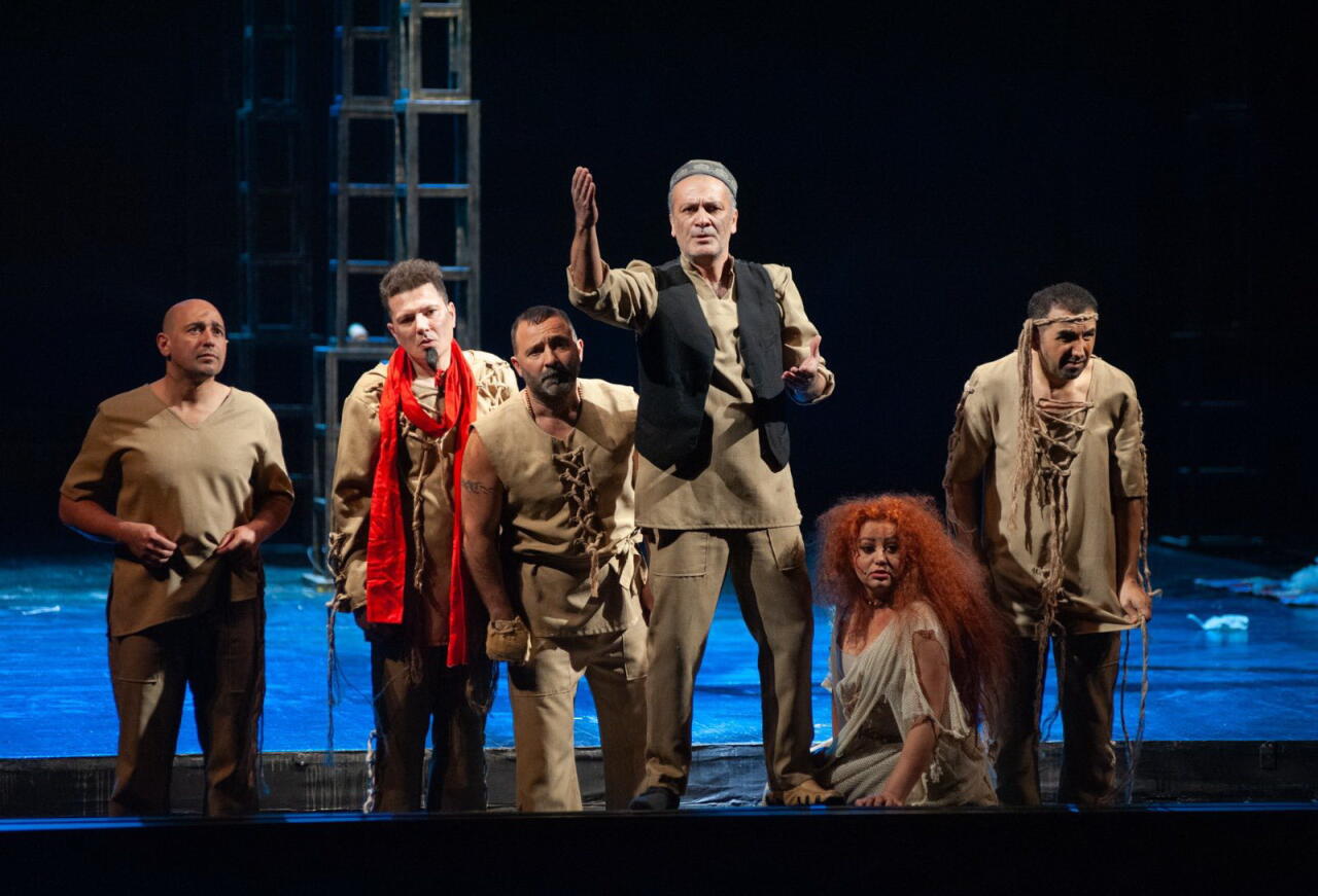 В Баку представлен спектакль "Сборище сумасшедших" к 80-летию Самандара Рзаева