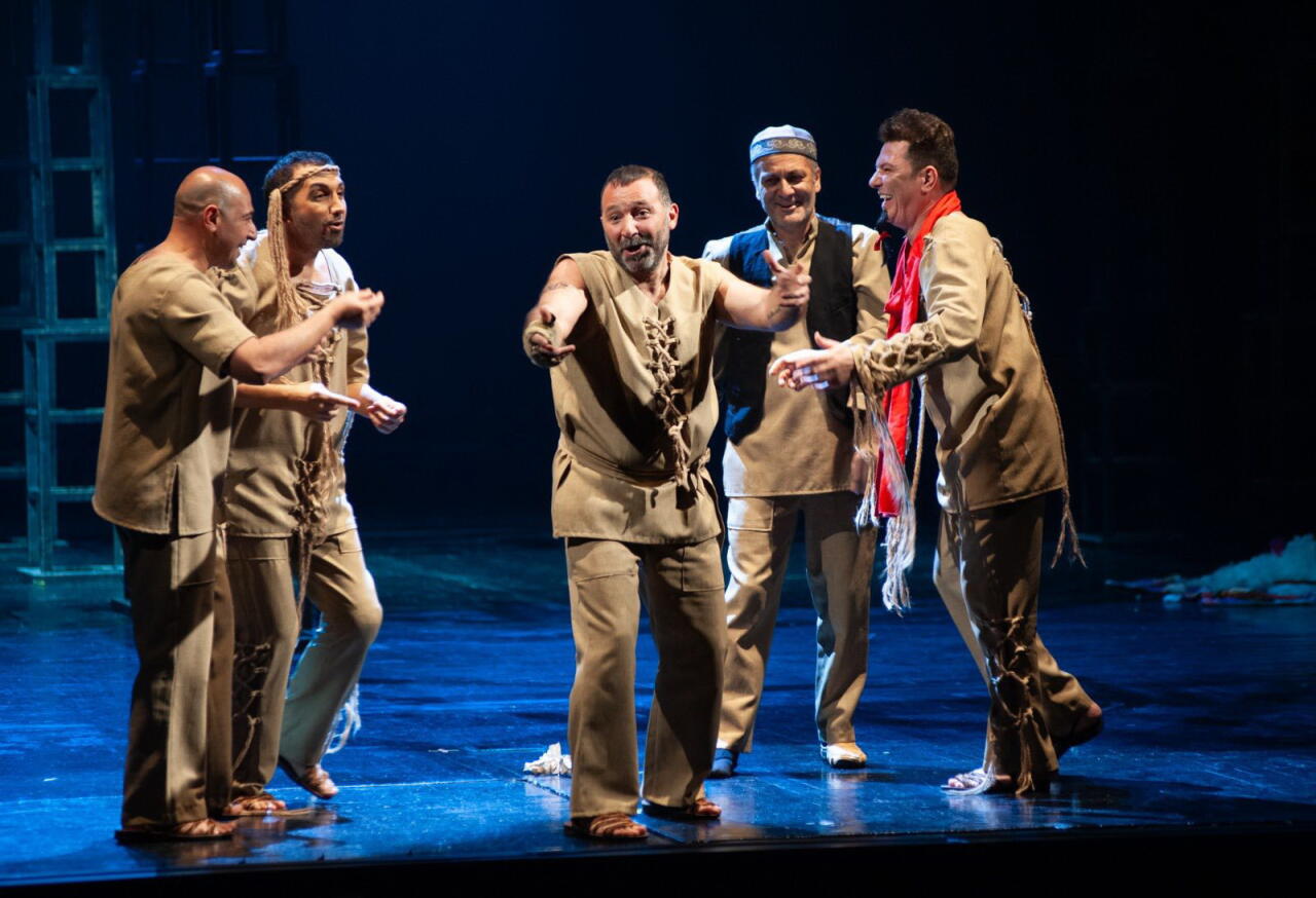 В Баку представлен спектакль "Сборище сумасшедших" к 80-летию Самандара Рзаева