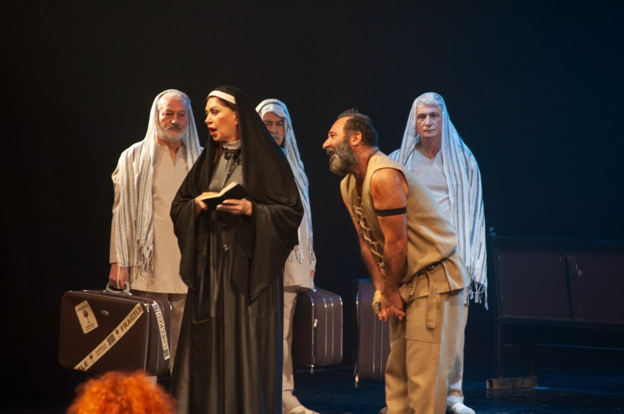 В Баку представлен спектакль "Сборище сумасшедших" к 80-летию Самандара Рзаева