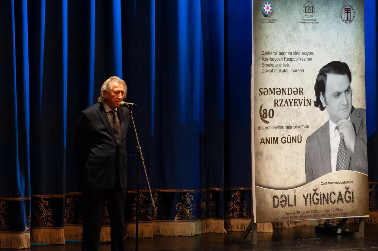 В Баку представлен спектакль "Сборище сумасшедших" к 80-летию Самандара Рзаева