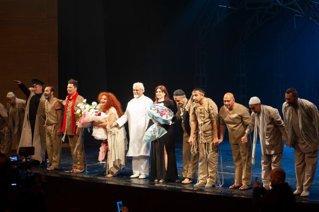 В Баку представлен спектакль "Сборище сумасшедших" к 80-летию Самандара Рзаева