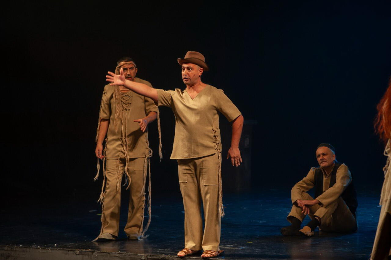 В Баку представлен спектакль "Сборище сумасшедших" к 80-летию Самандара Рзаева