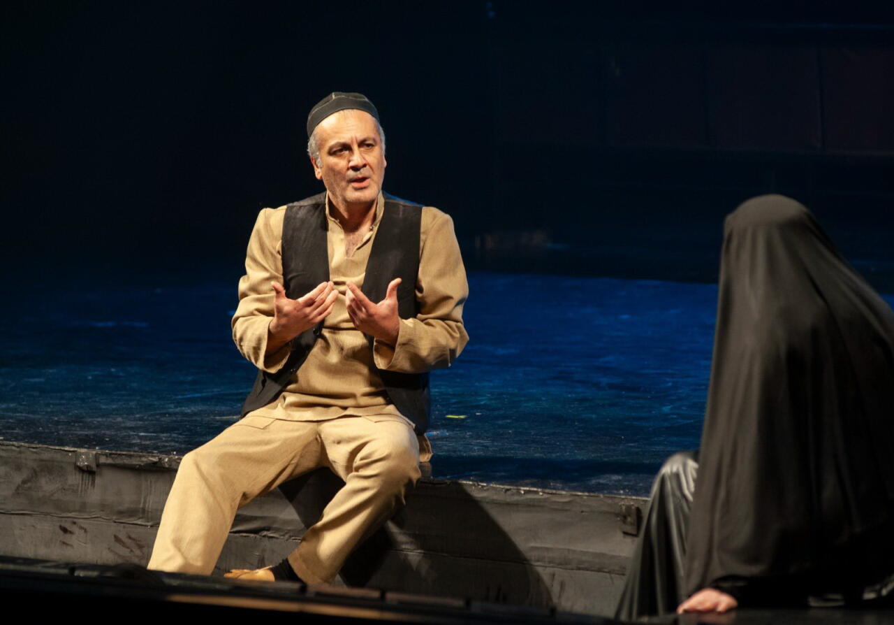 В Баку представлен спектакль "Сборище сумасшедших" к 80-летию Самандара Рзаева