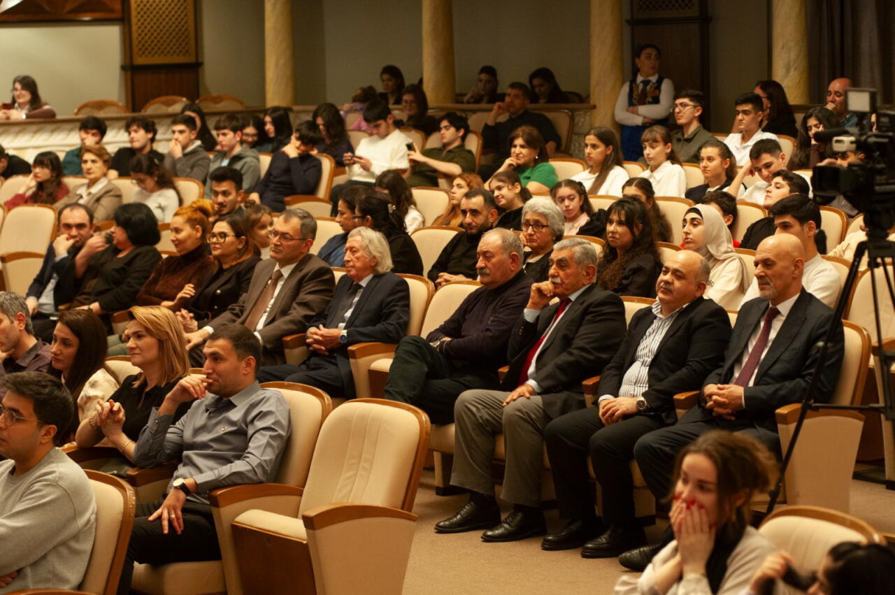 В Баку представлен спектакль "Сборище сумасшедших" к 80-летию Самандара Рзаева