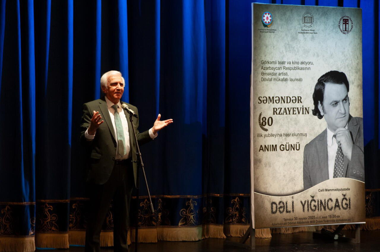 В Баку представлен спектакль "Сборище сумасшедших" к 80-летию Самандара Рзаева