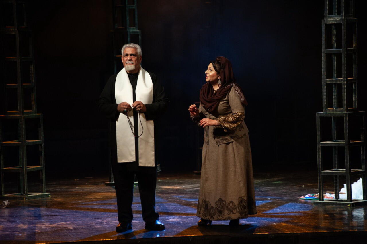 В Баку представлен спектакль "Сборище сумасшедших" к 80-летию Самандара Рзаева