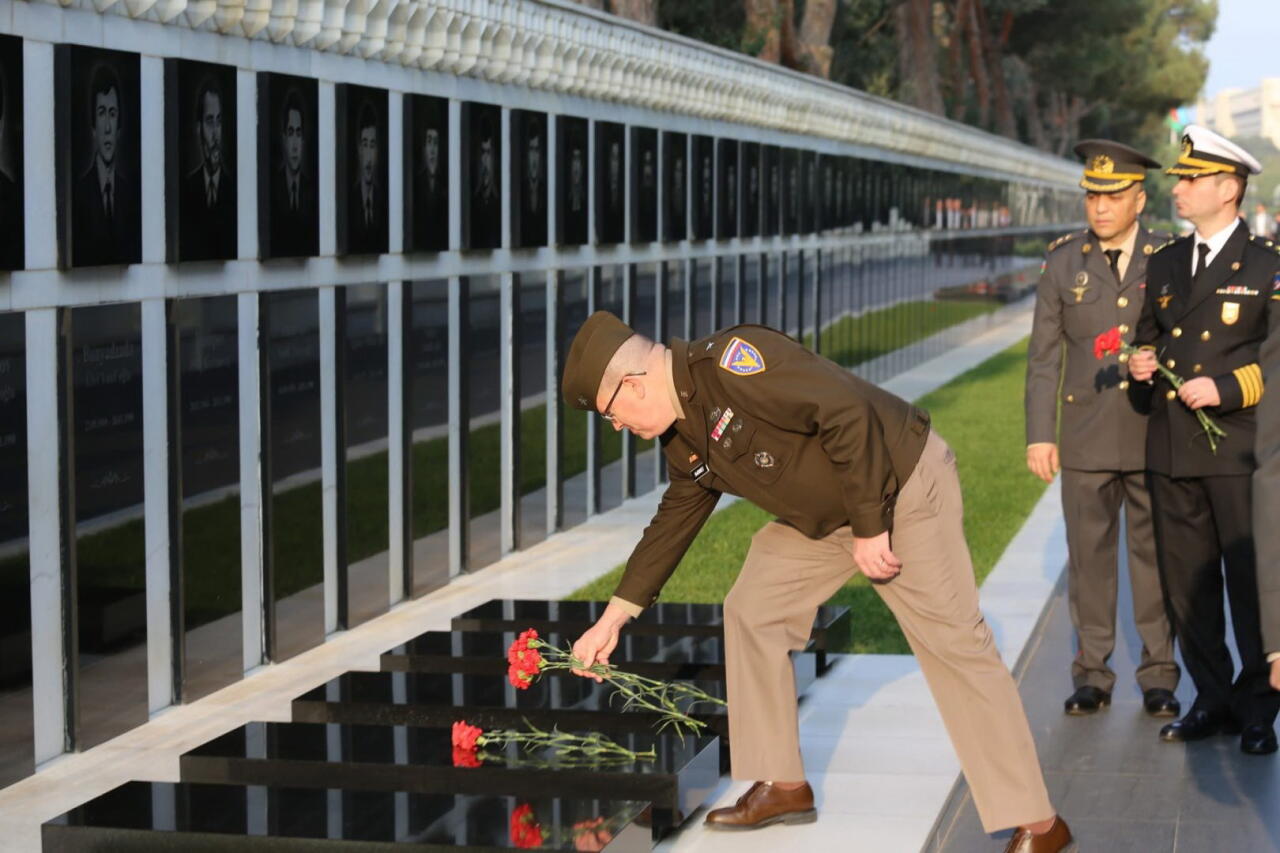 Делегация во главе с бригадным генералом США посетила Аллею шехидов